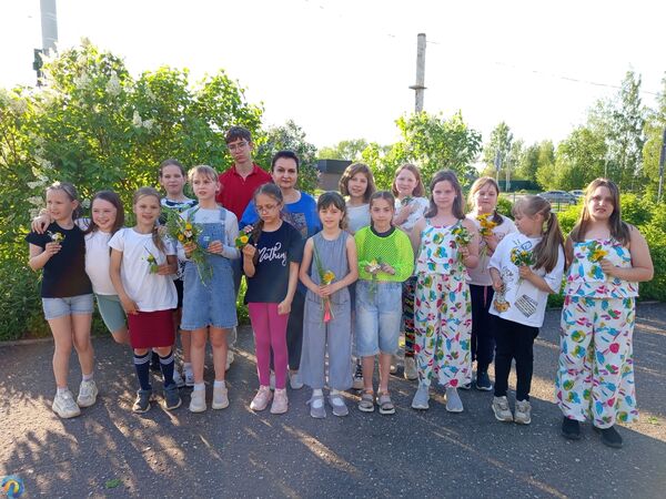 Праздник в изостудиях «Спектр» и «Лучик» — «Ура! Скоро лето!»